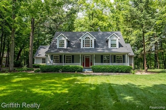 8123 Baypointe Dr, Brighton, MI 48114