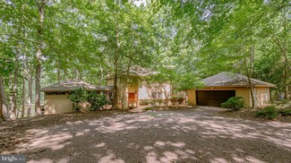 941 Wilton Coves Dr, Hartfield, VA 23071