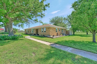 3744 N Weaver St, Gainesville, TX 76240