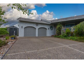 1611 Whispering Pines Dr, Seaside, OR 97138