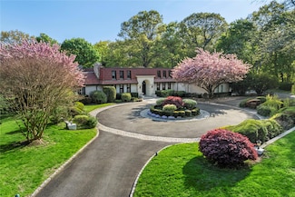 8 Trusdale Dr, Old Westbury, NY 11568
