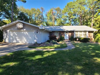 21 Crestwood Dr, Glen Carbon, IL 62034