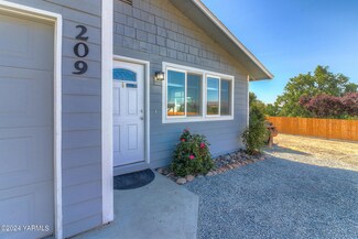 209 N 81st Ave, Yakima, WA 98908