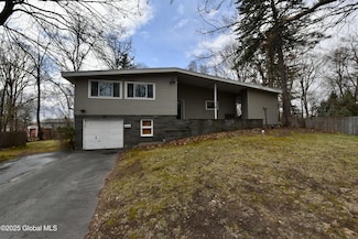 4 Hialeah Dr, Albany, NY 12205
