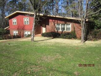 215 W Sunset Dr, Washington, GA 30673