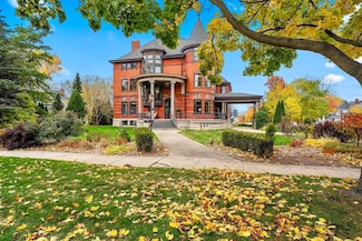 902 S Madison St, Green Bay, WI 54301