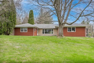 38W566 Sunset Dr, Saint Charles, IL 60175