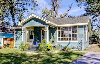 1208 E Giddens Ave, Tampa, FL 33603