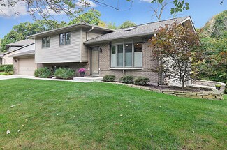25 W Peiffer Ave, Lemont, IL 60439