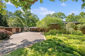 170 N Mayflower Rd, Lake Forest, IL 60045