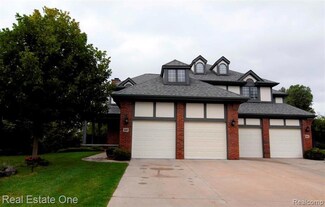 66 Sandhills Ln Unit 52, Lake Orion, MI 48362