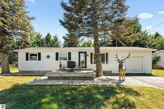 510 E 3rd St, Elk Rapids, MI 49629