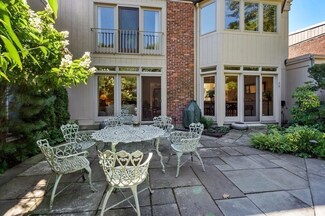 61 Fairgreen Place, Chestnut Hill, MA 02467