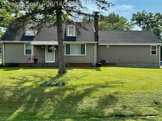 300 Plumstead Rd, Waterford, MI 48327