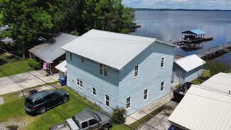 2202 Canal Cove Rd, Lake Waccamaw, NC 28450