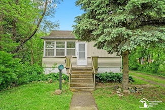 2946 4th St, Trenton, MI 48183