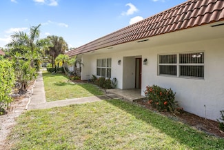 89 Lariat Cir, Boca Raton, FL 33487