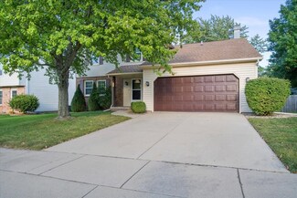 2004 Fallen Oak Rd, Bloomington, IL 61704