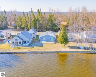 1022 1/2 Iroquois Ave, Prudenville, MI 48651