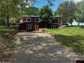748 Valley View Rd, Saint Peter, MN 56082
