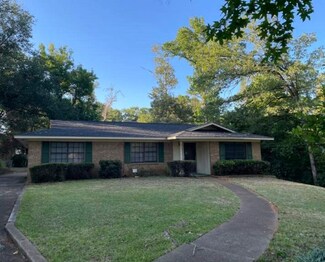303 Sierra Dr, Palestine, TX 75801
