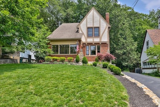 1122 Beverly Hill Dr, Cincinnati, OH 45208