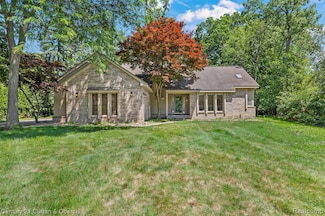 5120 Langlewood Ct, West Bloomfield, MI 48322