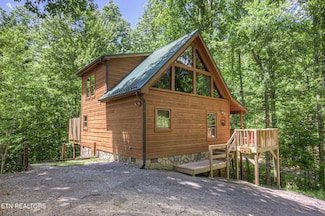 2261 Beach Front Dr, Sevierville, TN 37876