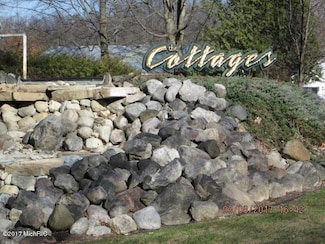 37 Wheeler St, Pentwater, MI 49449