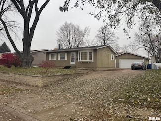 1868 Kings Dr, Bettendorf, IA 52722