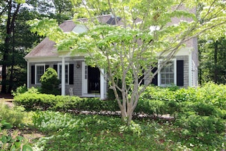 18 Periwinkle Ln, Mashpee, MA 02649