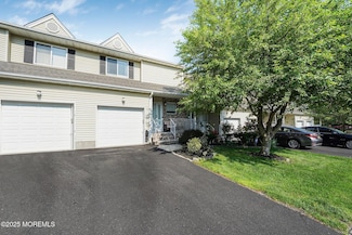 30 Forest Garden Dr, Matawan, NJ 07747