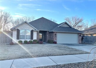 3059 N Raven Ln, Fayetteville, AR 72704
