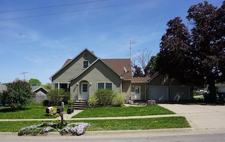 304 9th St, Aplington, IA 50604