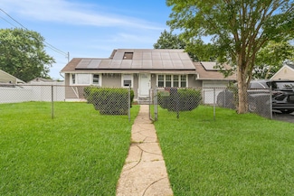 15 E Walnut St, Central Islip, NY 11722