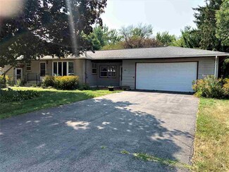514 3rd St SW, Cresco, IA 52136