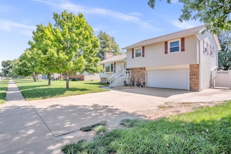 1462 Dover Rd, McPherson, KS 67460