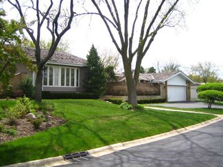 16 Briarwood S, Oak Brook, IL 60523