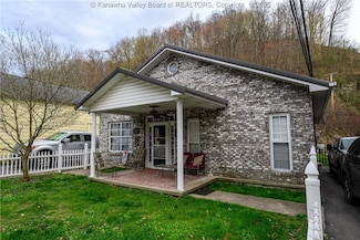 24 Peach Creek Rd, Peach Creek, WV 25639