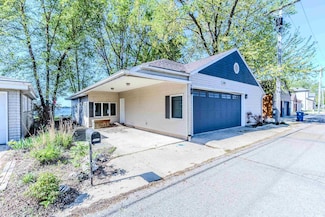 2205 Lakeshore Dr, Milford, IA 51351