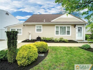 65 Pinetree Dr, Parlin, NJ 08859
