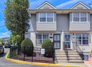 266 Skyline Dr, Staten Island, NY 10304