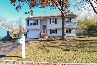 9 Arthur Dr, Cohoes, NY 12047