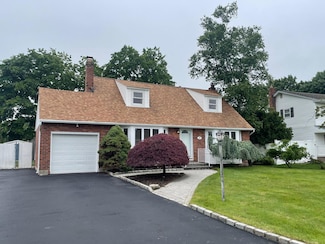 24 Gaymor Ln, ComMacK, NY 11725