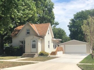 712 S 12th St, Clear Lake, IA 50428