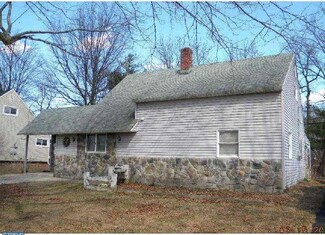 2 Nectar Ln, Levittown, PA 19054