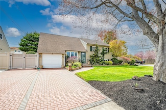 958 N Queens Ave, Lindenhurst, NY 11757