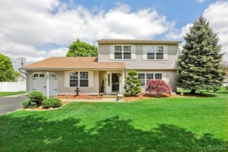 9 Surrey Ln, Piscataway, NJ 08854