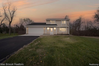 1525 Hiller Rd, West Bloomfield, MI 48324