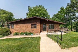 894 Berkley Ct, Dubuque, IA 52001